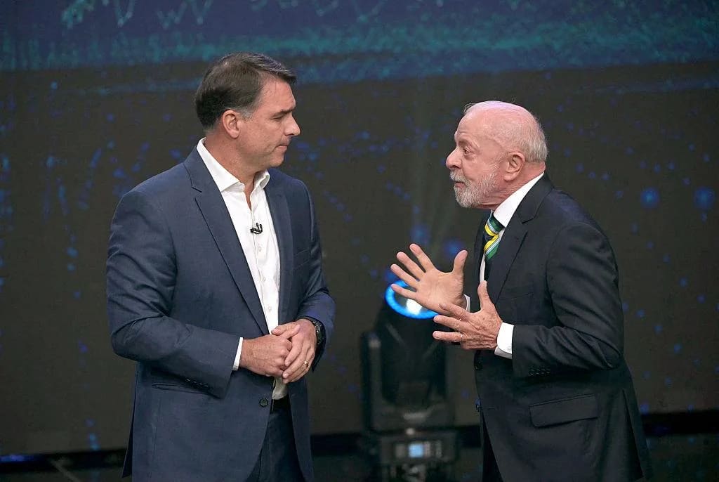 Lula e Flávio Bolsonaro juntos no debate presidencial da Band, em 18 de outubro de 2026