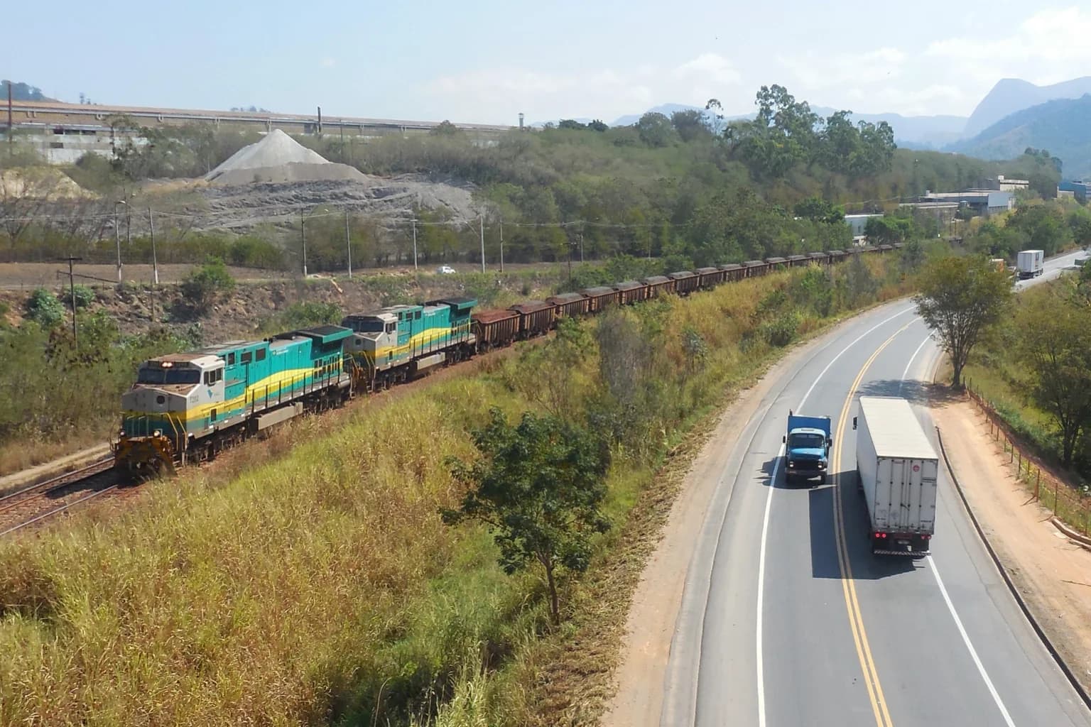 Ferrovia utilizada no transporte de minério em Minas Gerais. Municípios afetados pela infraestrutura mineral podem participar da distribuição da CFEM