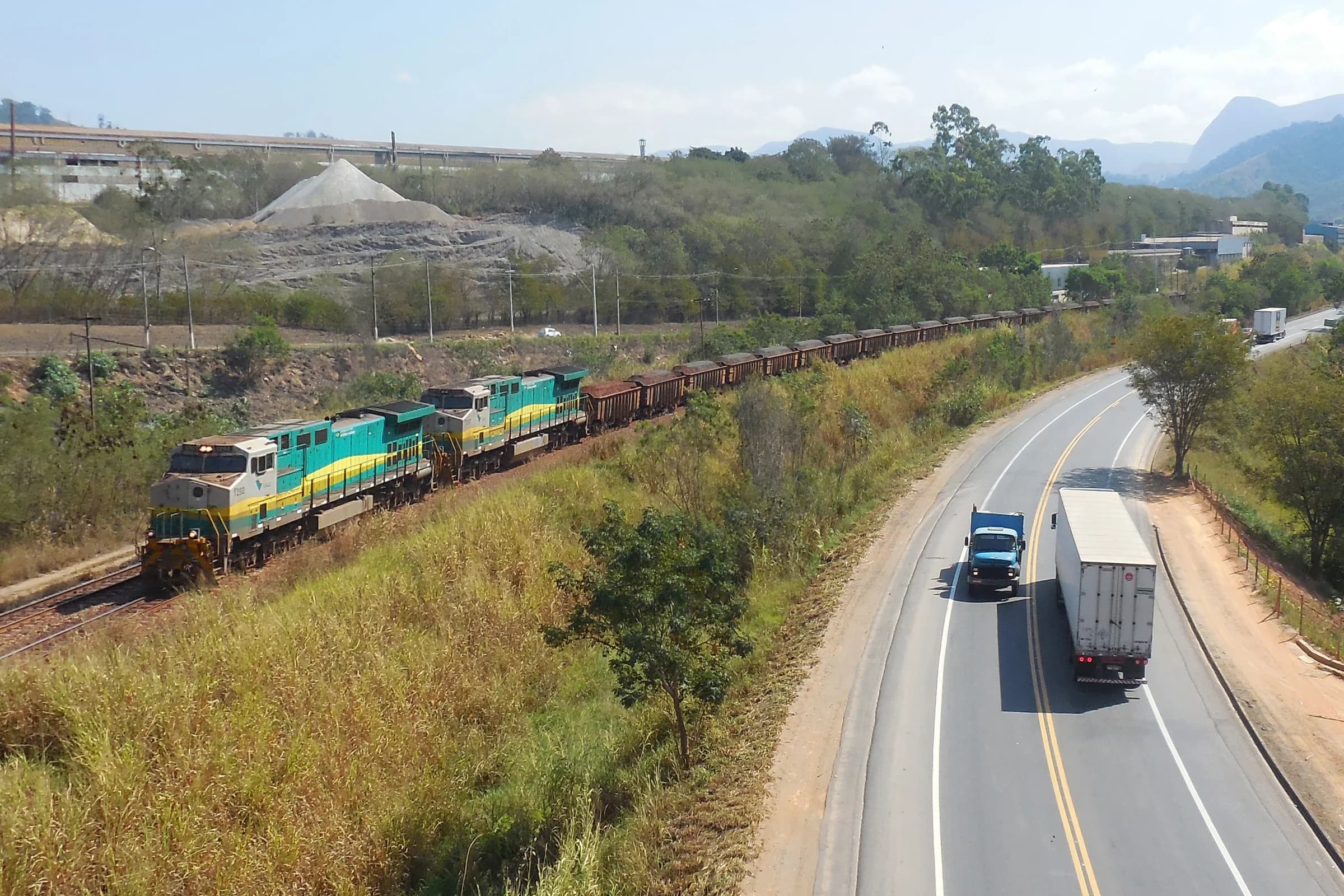 Trem transporta minério de ferro pela Estrada de Ferro Vitória a Minas, em Timóteo (MG)