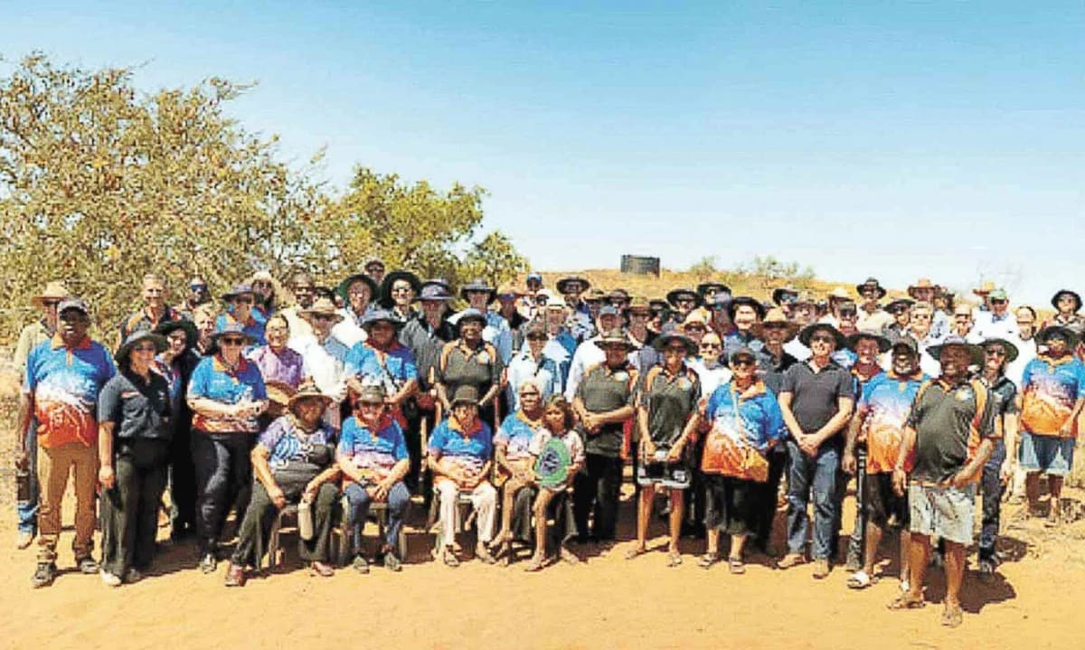Membros da Nyangumarta Warrarn Aboriginal Corporation e da comunidade reunidos com representantes da Yamatji Marlpa Aboriginal Corporation, Rio Tinto e Sumitomo Metal Minin