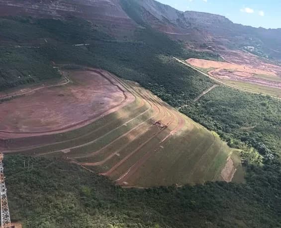 Fotografia aérea Barragem de Rejeitos – ArcelorMittal Brasil S.A
