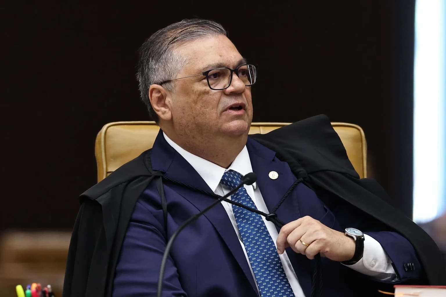 Ministro Flávio Dino determinou que a Polícia Federal investigue suspeitas de apoio estrangeiro à campanha de Flávio Bolsonaro e eventual relação com interesses em terras raras brasileiras