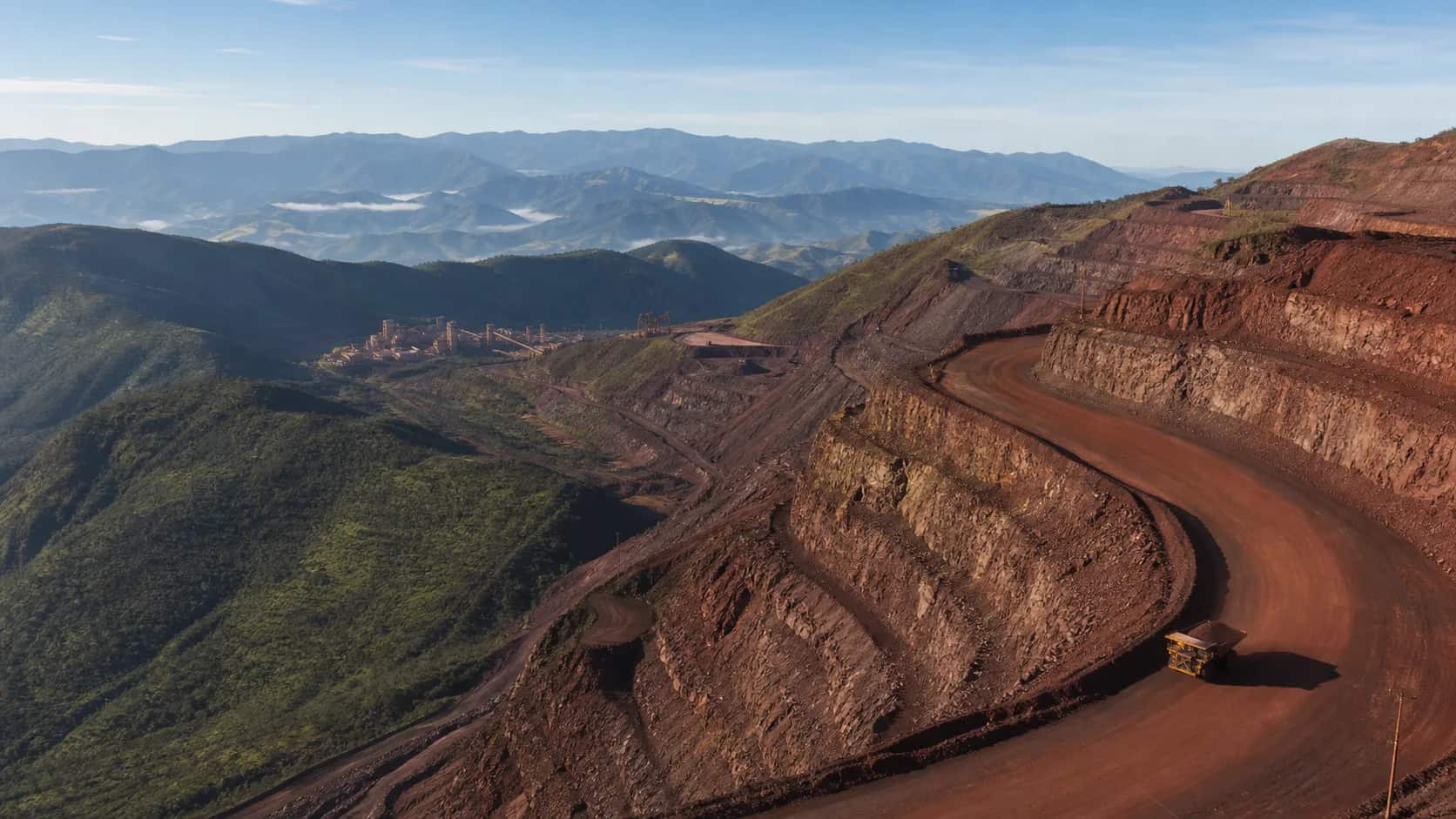 Operação mineral integrada à paisagem montanhosa de Minas Gerais