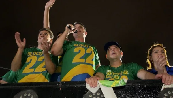Flávio Bolsonaro propõe ampliar laboratório de terras raras que já desenvolve ímãs em Minas